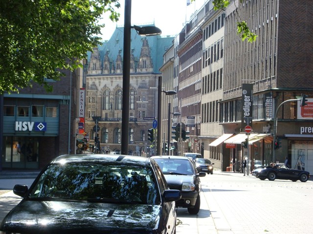 青い屋根の建物は、ハンブルク市庁舎。